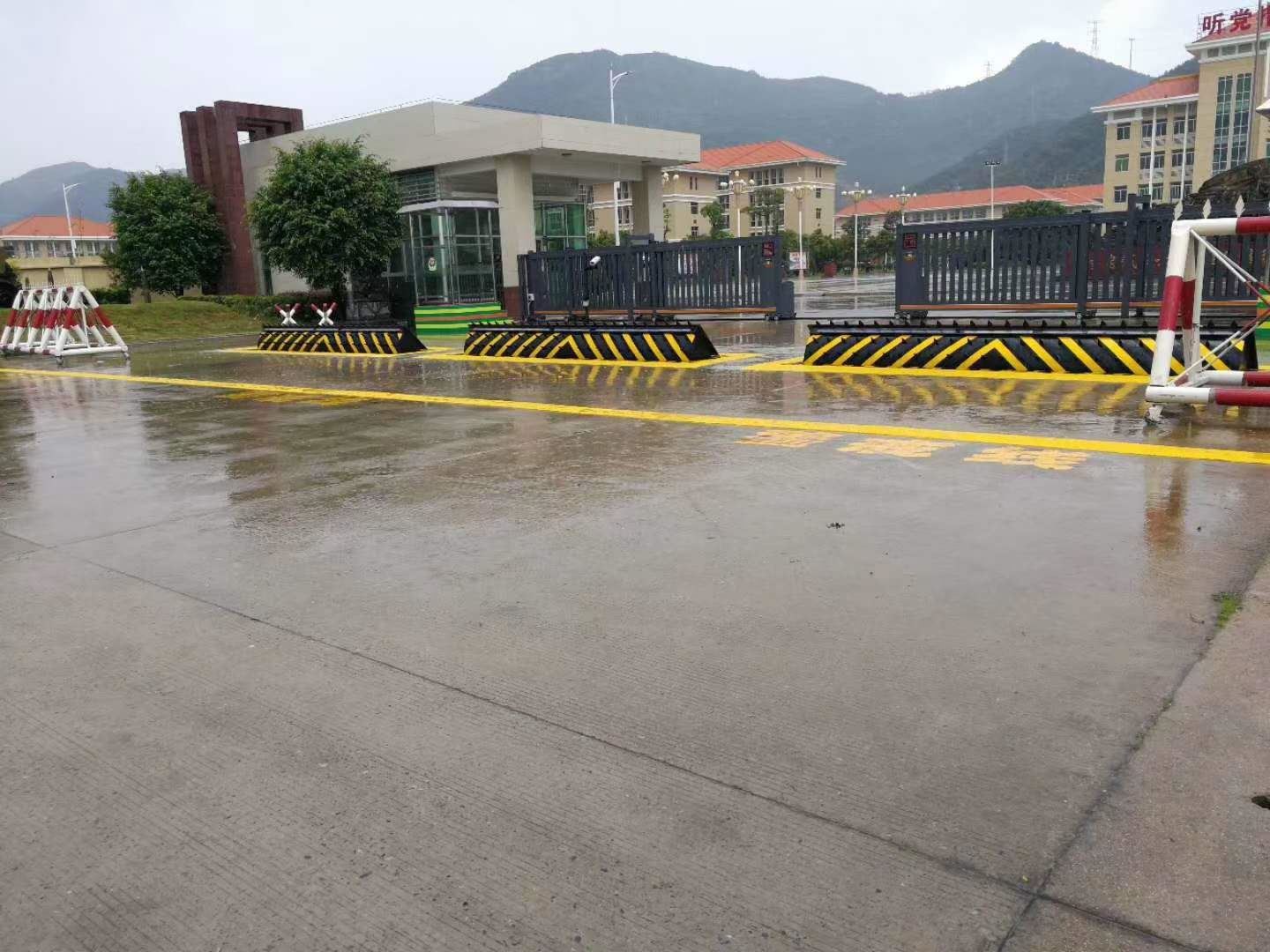 ติดตั้งเครื่องปิดกั้นถนนไฮดรอลิกอัตโนมัติ GS ที่ฐานทัพ Xiameng